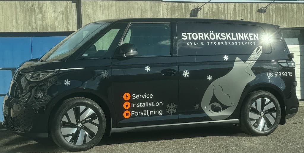 Storköksklinikens svarta servicebil med texten Kyl- & storköksservice